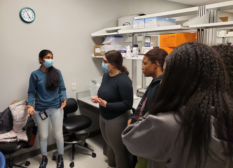 Subashree giving lab tour to Hudson scholars